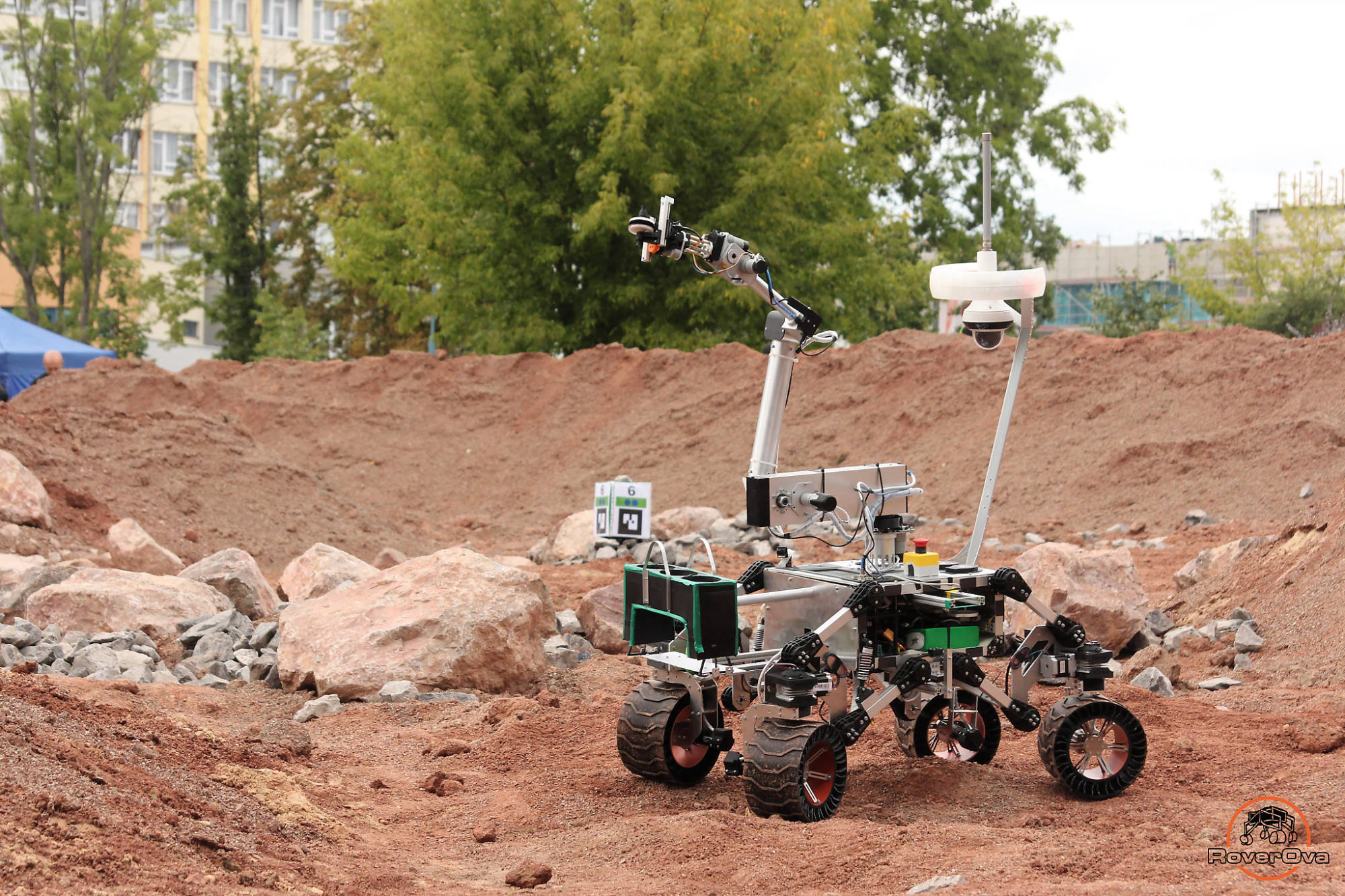 Tým RoverOva s roverem K3P4 na European Rover Challenge 2019